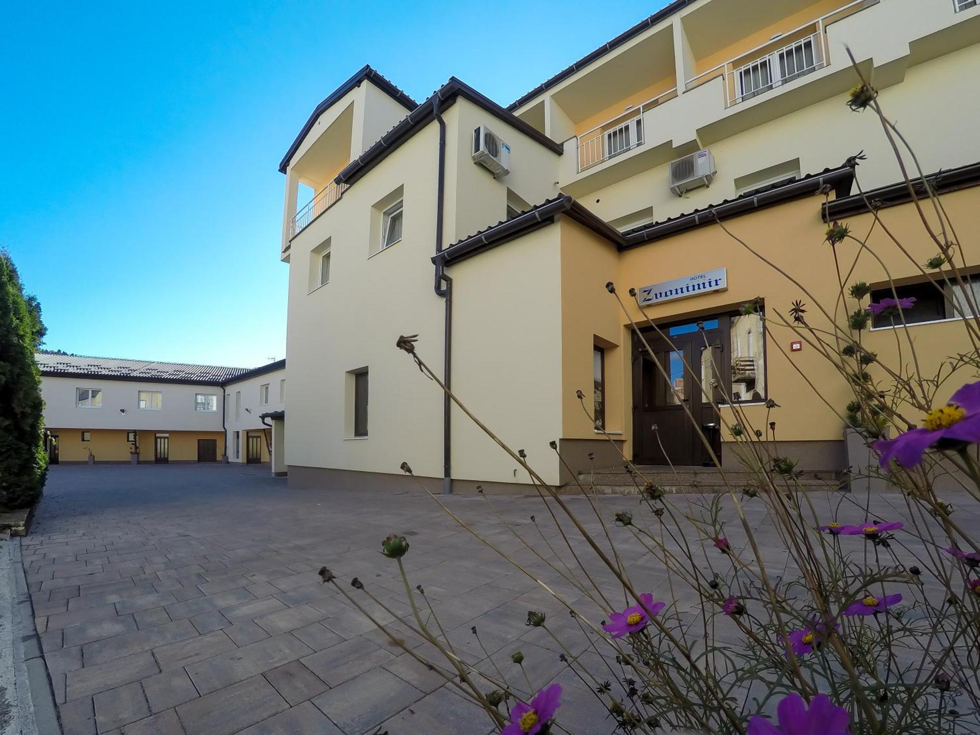 Hotel Zvonimir Otocac Bagian luar foto