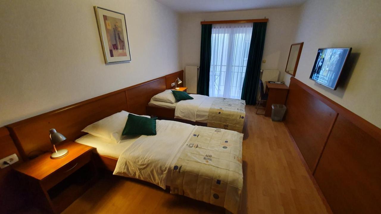 Hotel Zvonimir Otocac Bagian luar foto