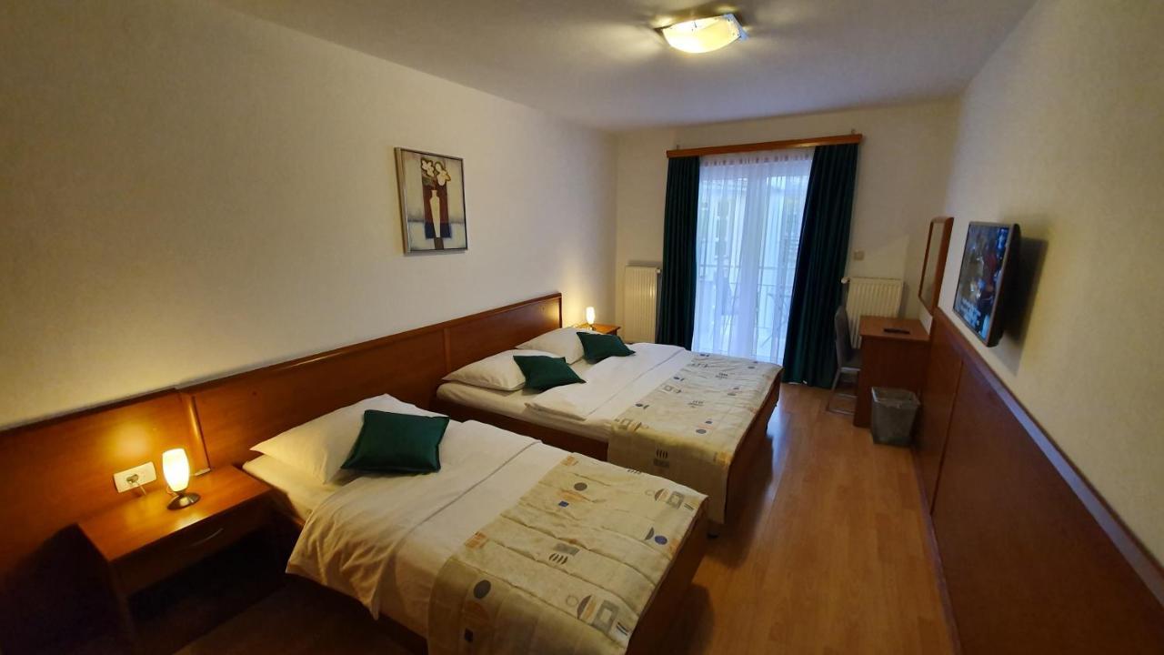 Hotel Zvonimir Otocac Bagian luar foto